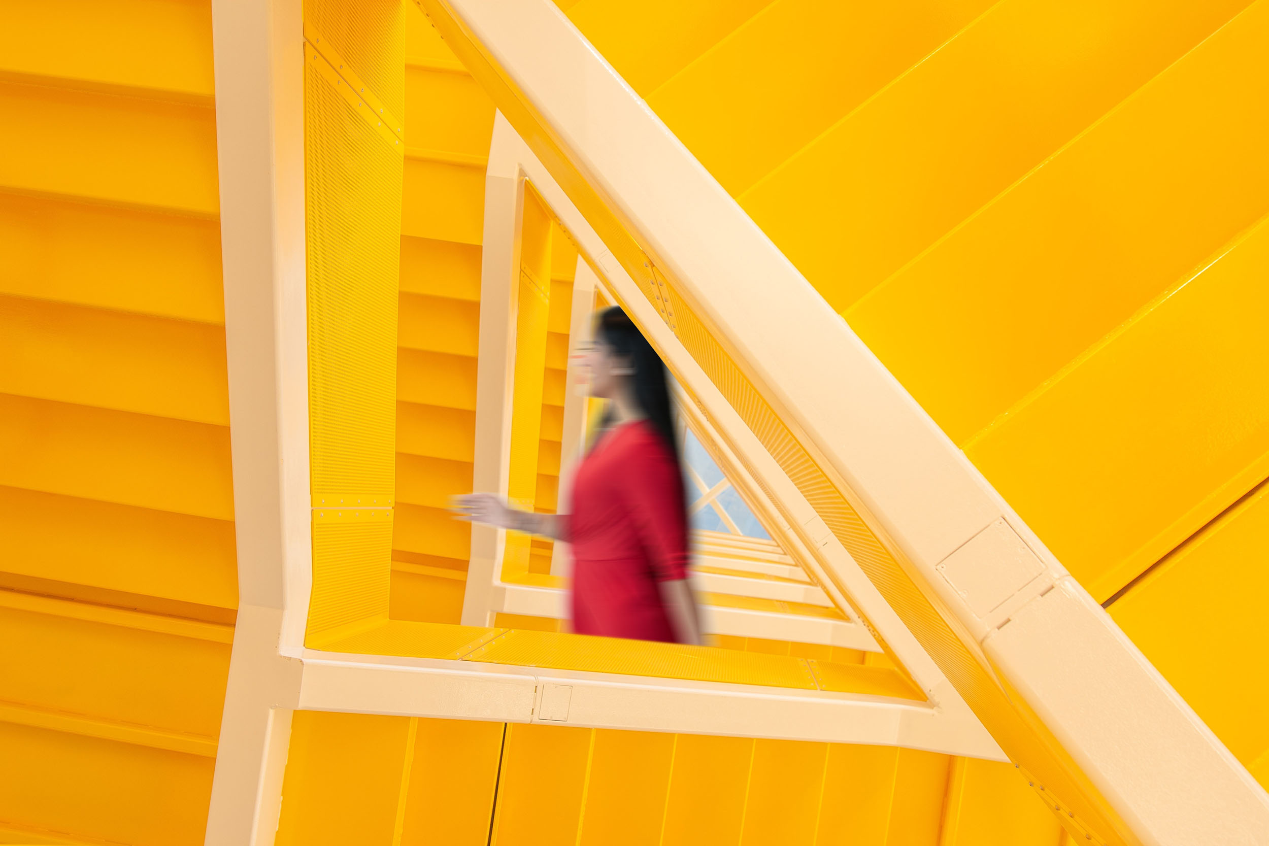 Perspectief beeld met vrouw in rode jurk met gele omgeving